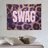 Canvas-Tapisserie mit Leopardenmuster und dem Wort SWAG in großen rosa Buchstaben.