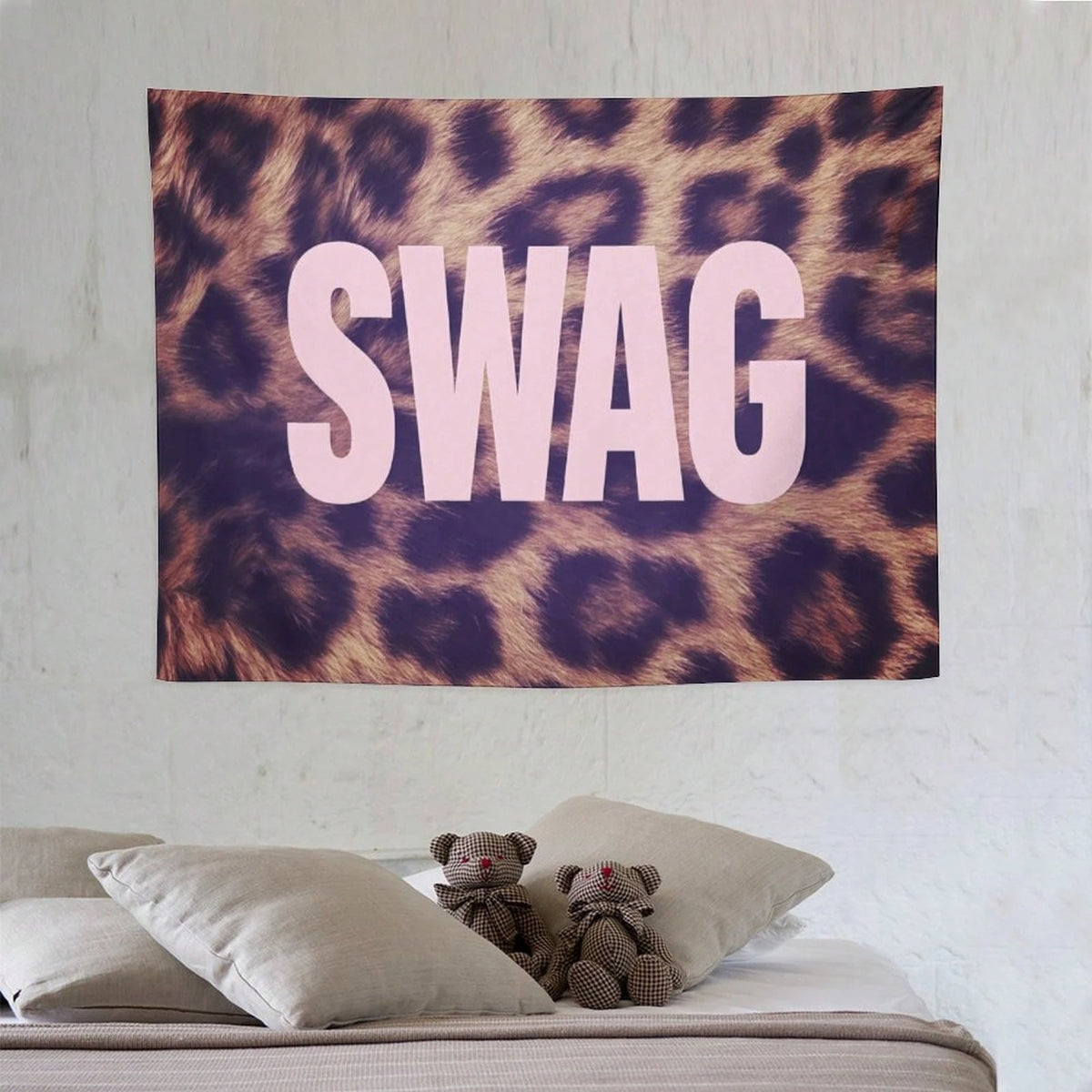 Canvas-Tapisserie mit Leopardenmuster und dem Wort SWAG in großen pinken Buchstaben