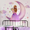 Peinture d'une fille aux longs cheveux bruns dans une robe violette, devant une grande lune de croissant rose.