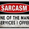 Panneau noir avec un ovale rouge contenant le mot SARCASM et le texte ci-dessous indiquant UNE DES NOMBREUX SERVICES QUE J'OF