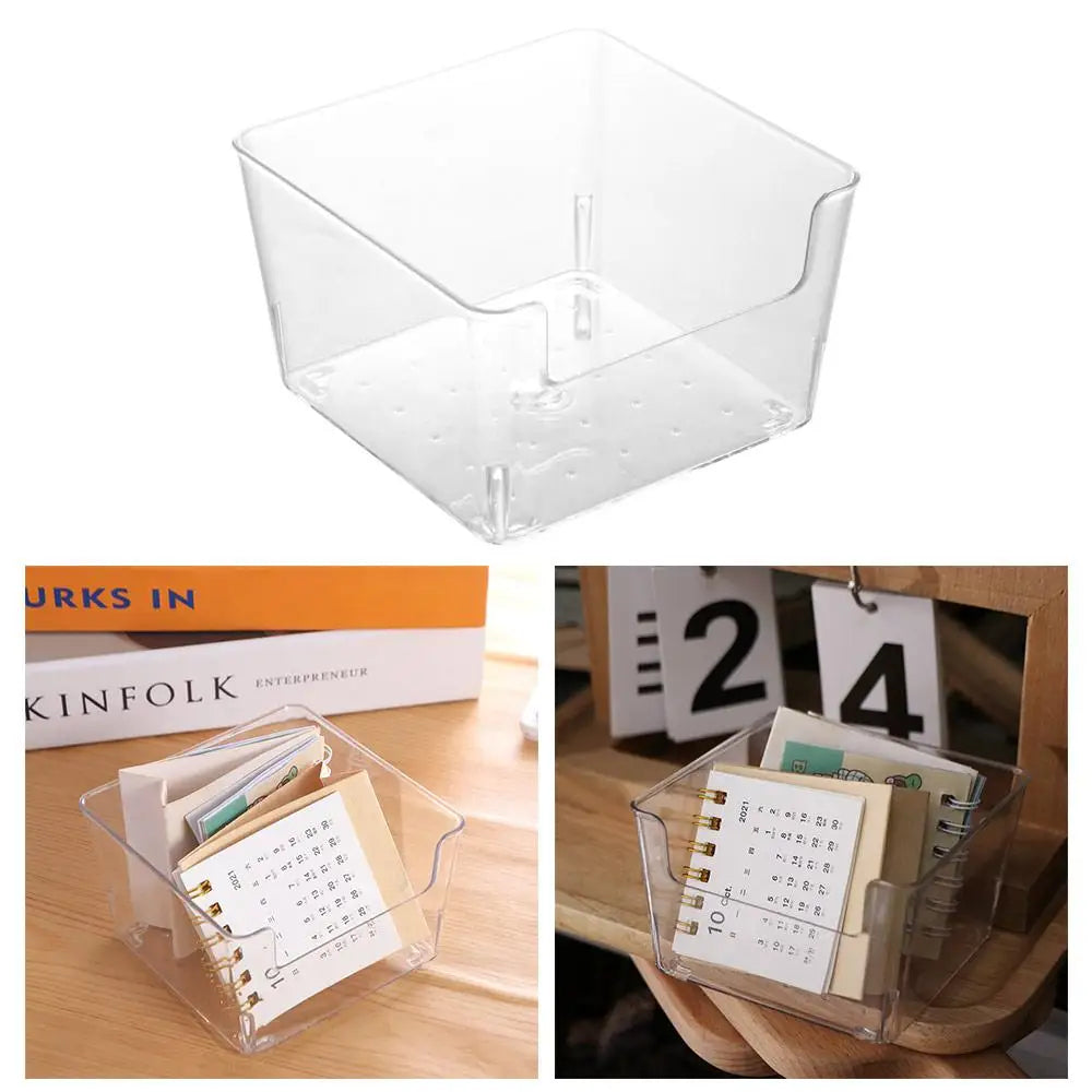 Boîte de rangement pour bureau en acrylique transparent avec couvercle incliné, contenant divers fournitures de bureau.