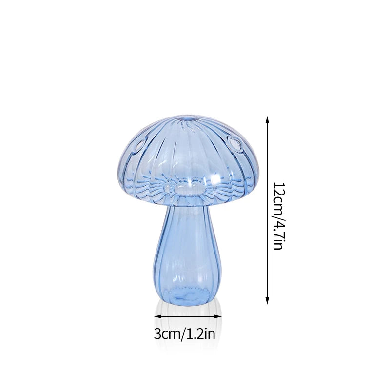 Vase décoratif en verre bleu clair en forme de champignon avec un large chapeau et un col étroit