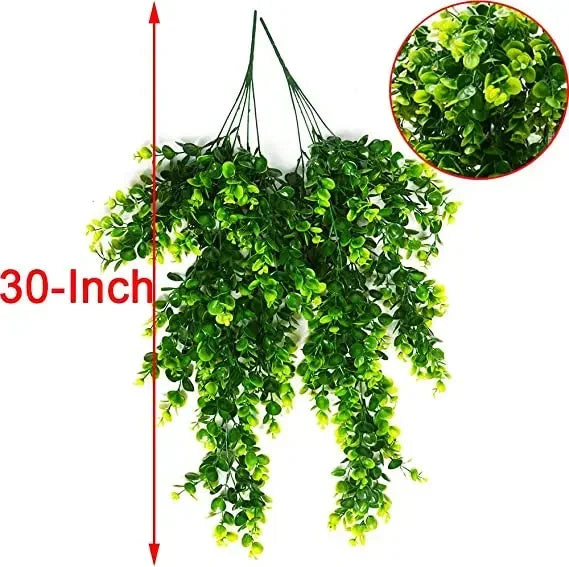 Un bouquet de plantes suspendues en rotin vert artificiel avec une échelle indiquant 30 pouces.