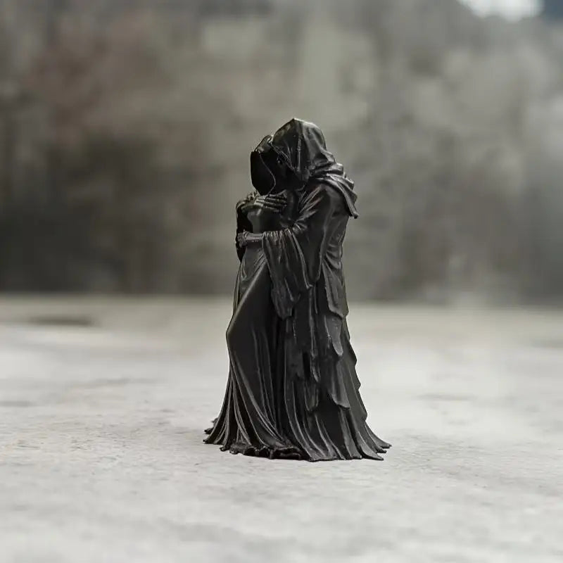 Dunkle Statue eines Paares, umarmend, im Stil einer gotischen Grim Reaper für Halloween-Dekoration.