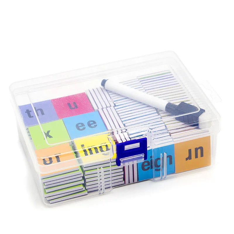 Contenedor de plástico transparente lleno de piezas magnéticas para palabras y ortografía, con letras como 'th', 'u', 'ee', a