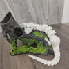 Figurine de dragon peinte à la main, sculptée dans une pierre sombre avec mousse verte et un élément serpentine blanc.