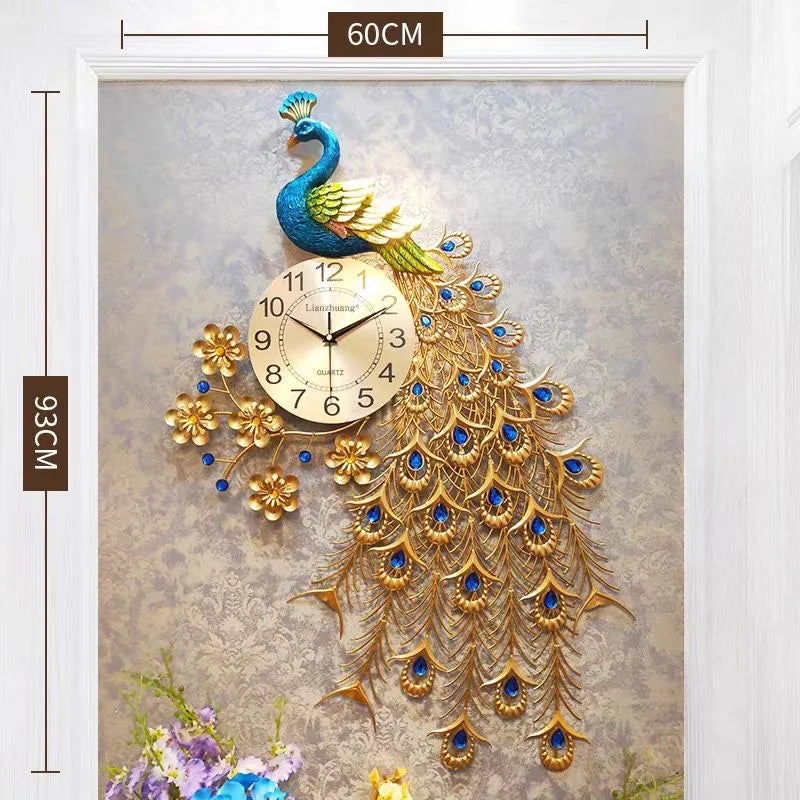 Horloge murale élégante aux motifs de plumes dorées et d'une statue de paon bleu.