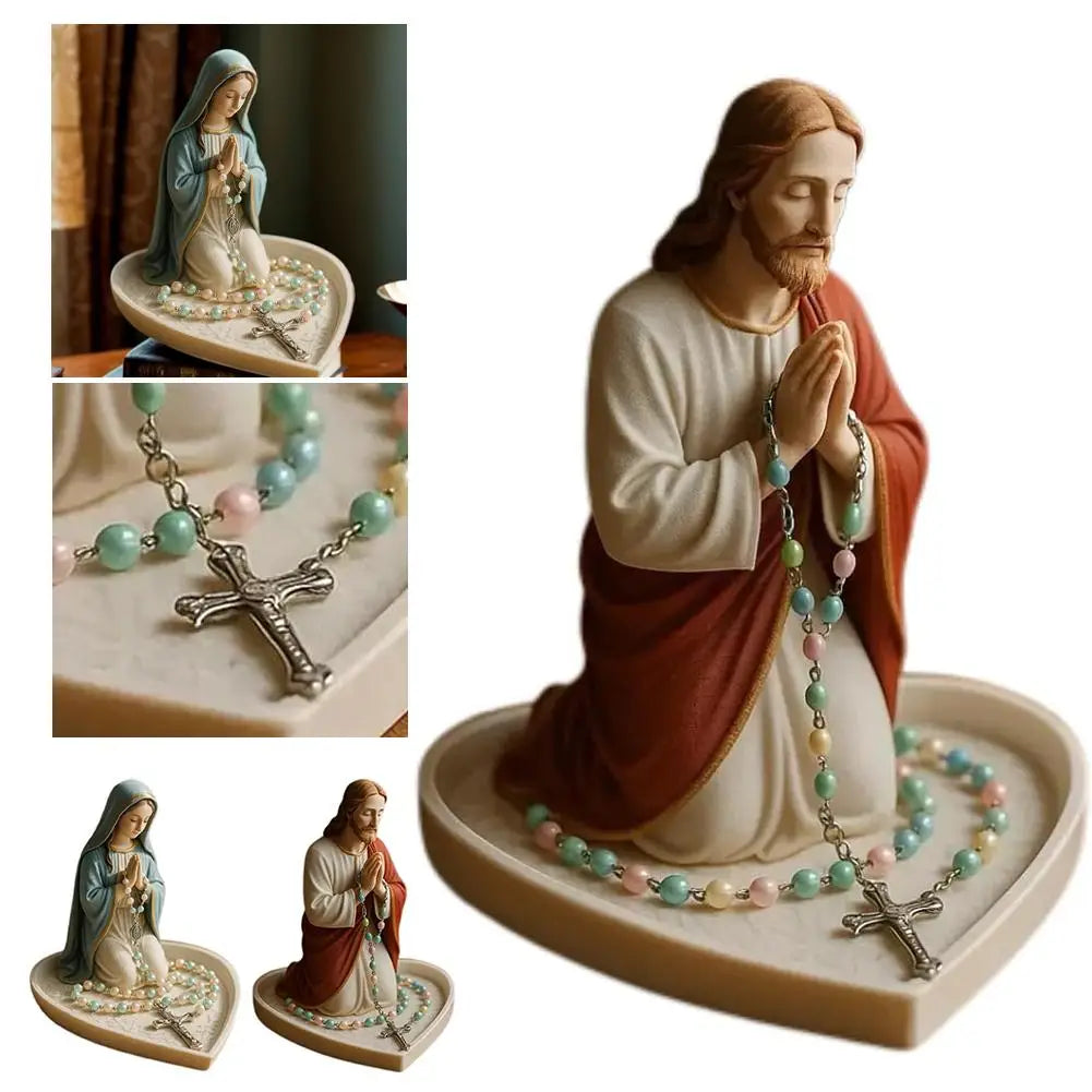 مجموعة من تماثيل دينية راتنجية، تشمل تمثالاً ليسوع وتماثيل مريم العذراء بحوامل مسبحات.