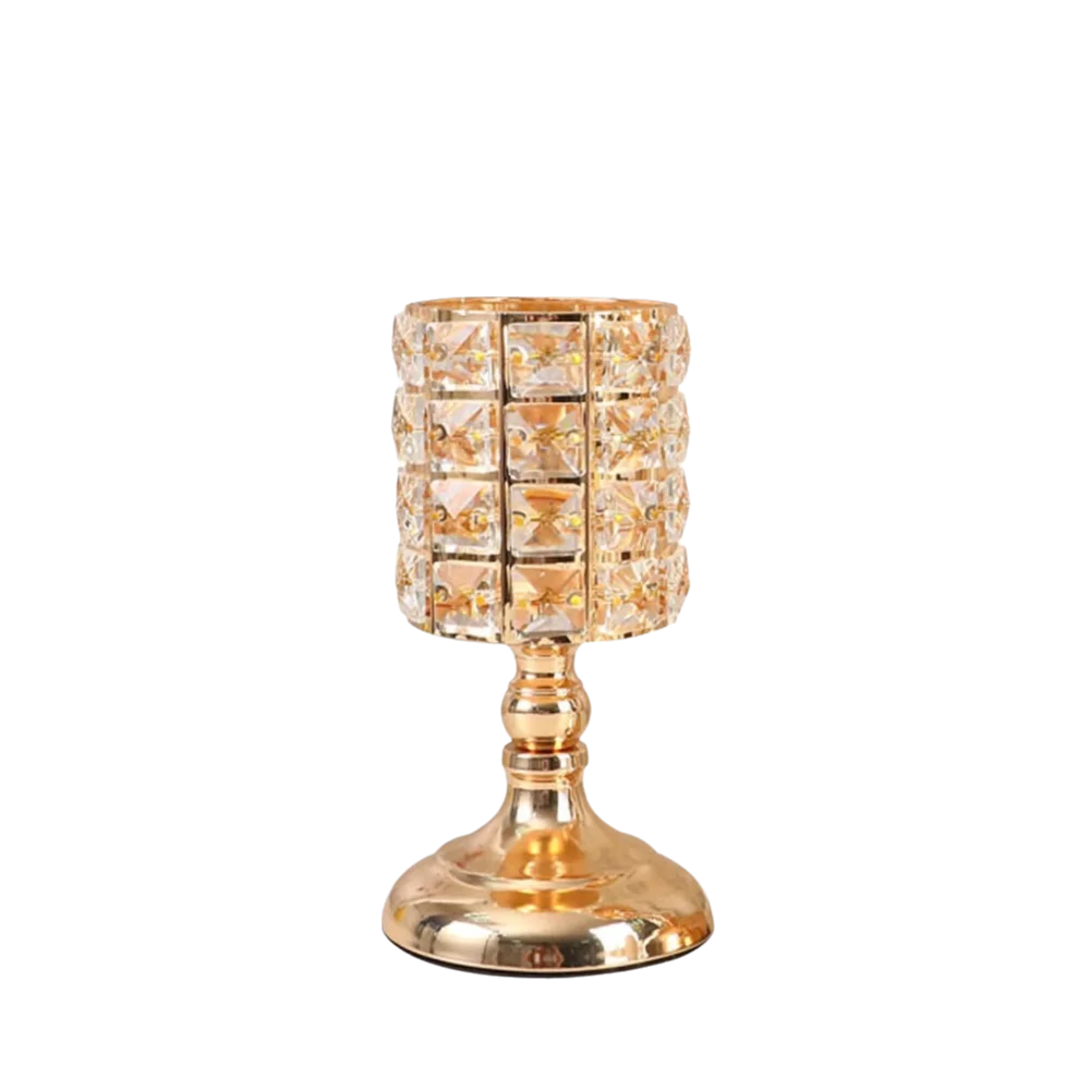 Porta-velas de cristal de lujo con base dorada y copa facetada texturizada.