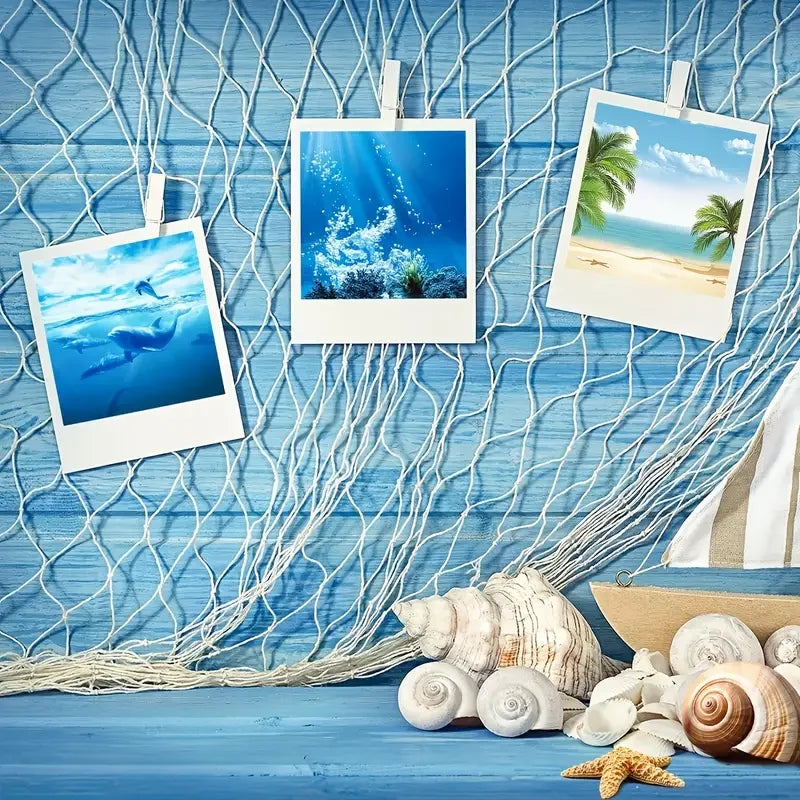 Adornos de redes de pesca decorativas con escenas submarinas y conchas sobre un fondo de madera azul.