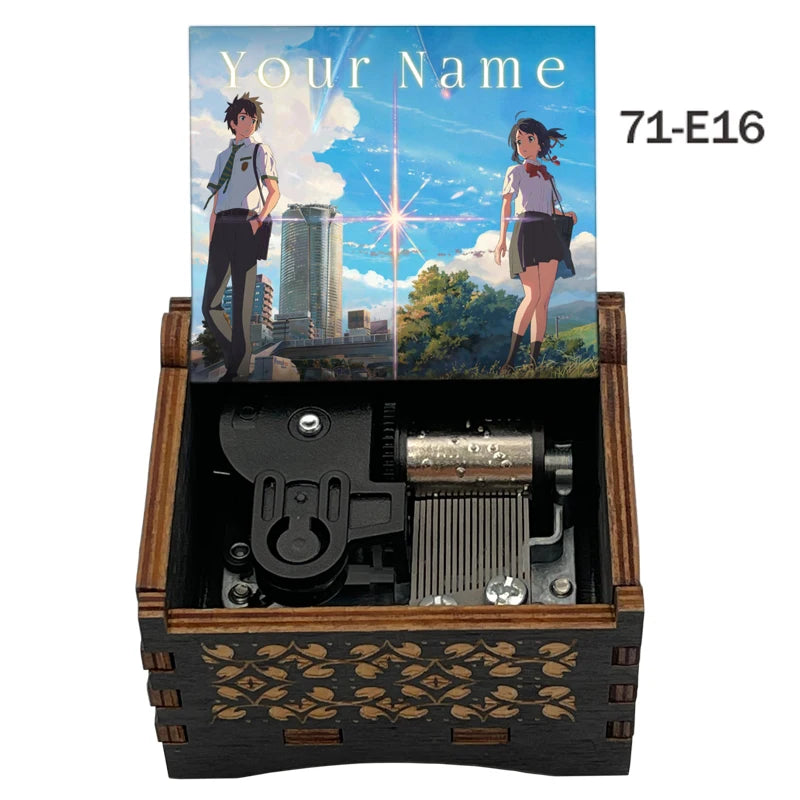 Adorno de caja musical de madera con personajes de anime y texto en la tapa.