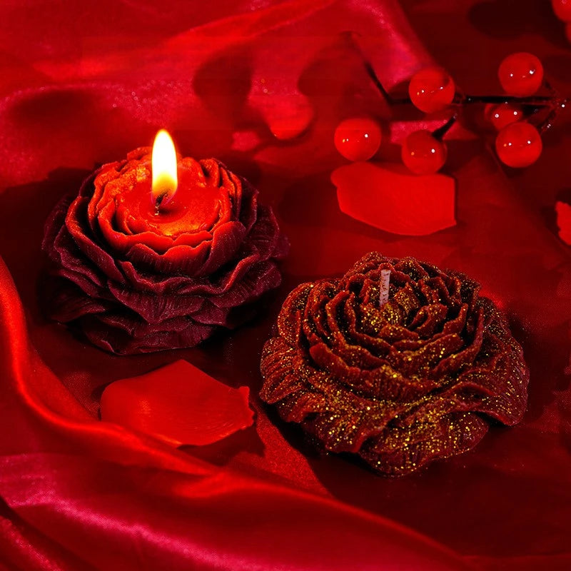 Handgemachte Rosen-Päon-Duft-Sojawachs-Kerze in dunkelroter Samt-Umgebung mit leuchtend-roten Akzenten.