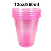 Une tasse en plastique rose transparent jetable avec une texture côtelée.