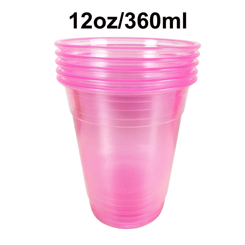 Une tasse en plastique rose transparent jetable avec une texture côtelée.