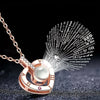 Gros plan d'un ensemble collier et pendentif en or rose avec du texte projeté sur une surface sombre.
