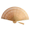 Ventilateur de main pliable en bois élégant avec un motif en treillis brun clair complexe.