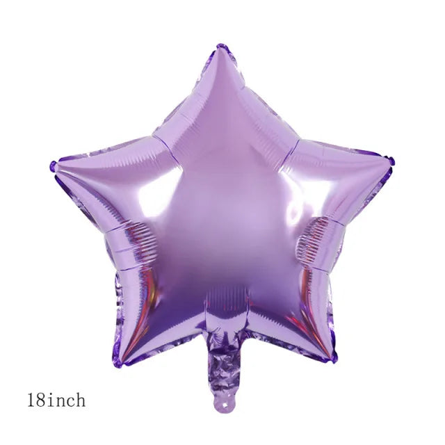 Un ballon en feuille violette en forme d'étoile.