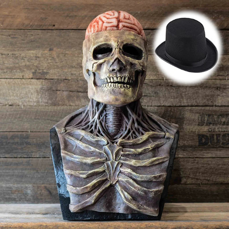 Un masque crâne réaliste avec texture de cerveau et chapeau haut de forme sur fond en bois.