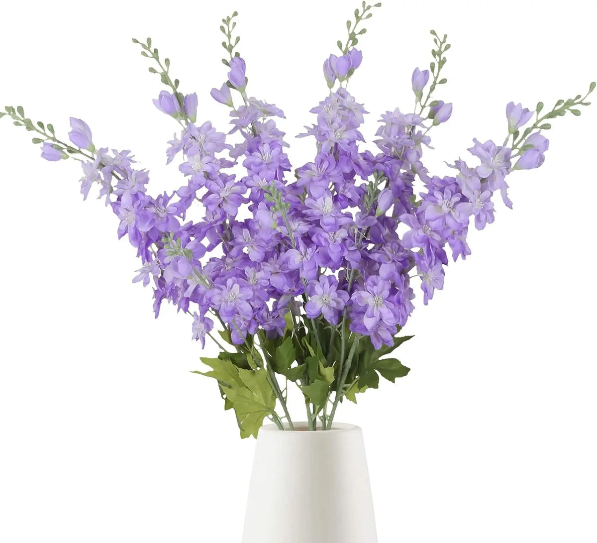 Un bouquet de fleurs artificielles de delphinium violet dans un vase blanc.