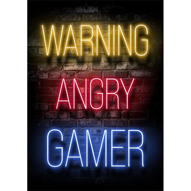 Señales de neón que deletrean WARNING ANGRY GAMER en una pared de ladrillo oscuro.