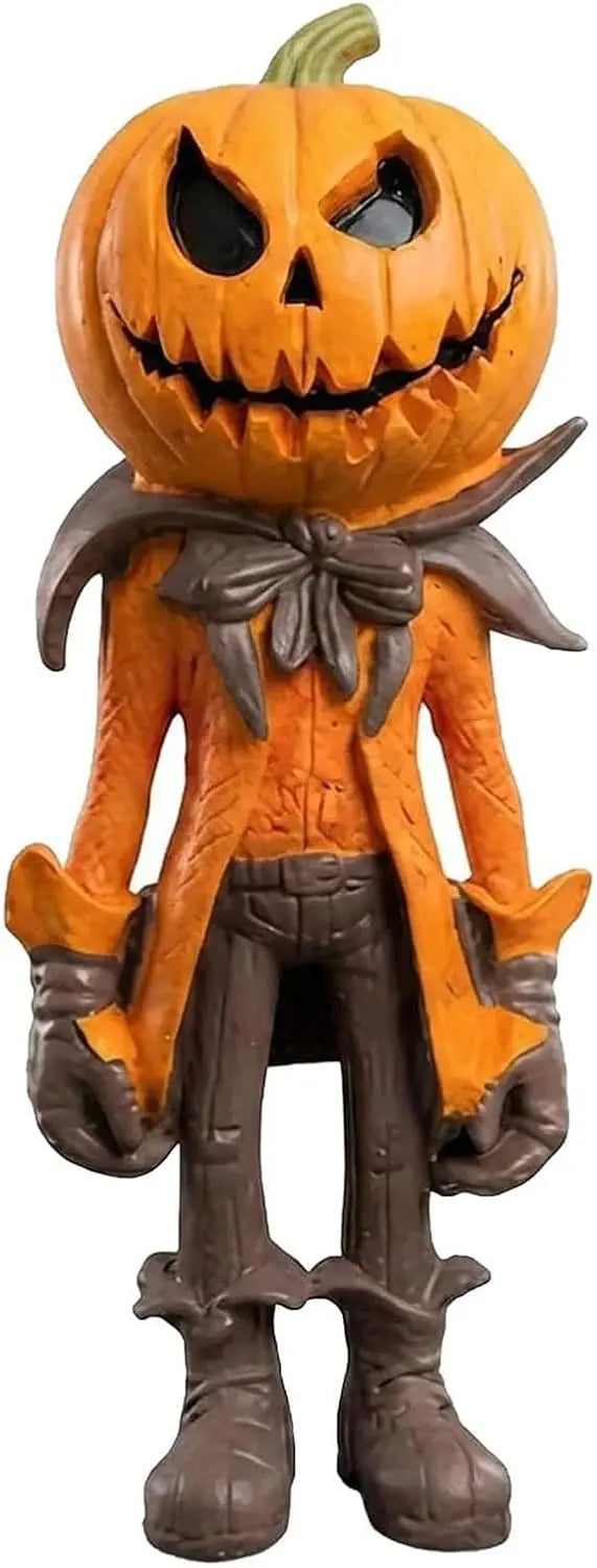 Figurine de citrouille orange d'un personnage portant une cape orange et des bottes marron.
