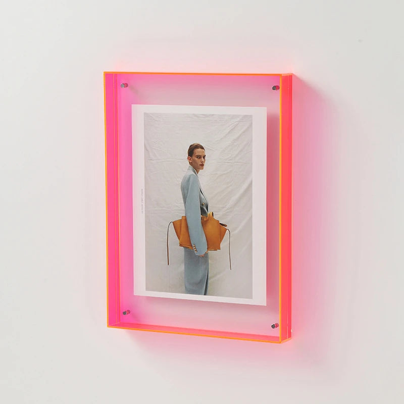 Moderner Acryl-Foto-Display mit Porträt einer Frau in blauem und orangefarbenem Outfit.