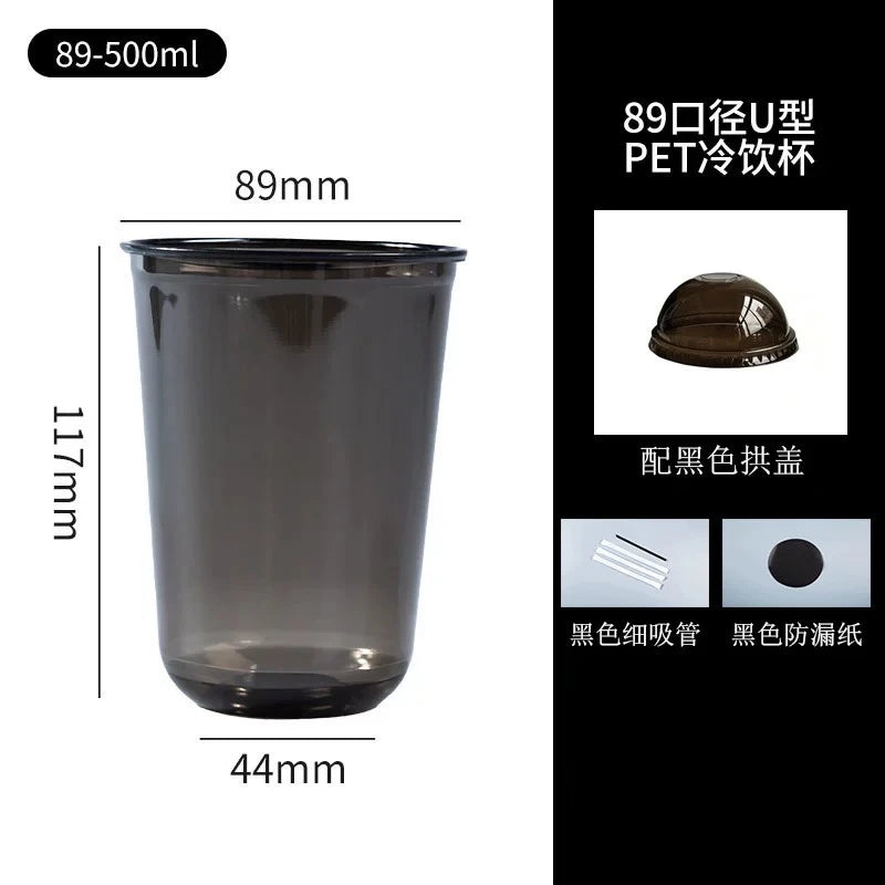 Klare, Einweg-PET-Tasse mit schwarzem Deckel und Strohhalm, Seitenansicht.