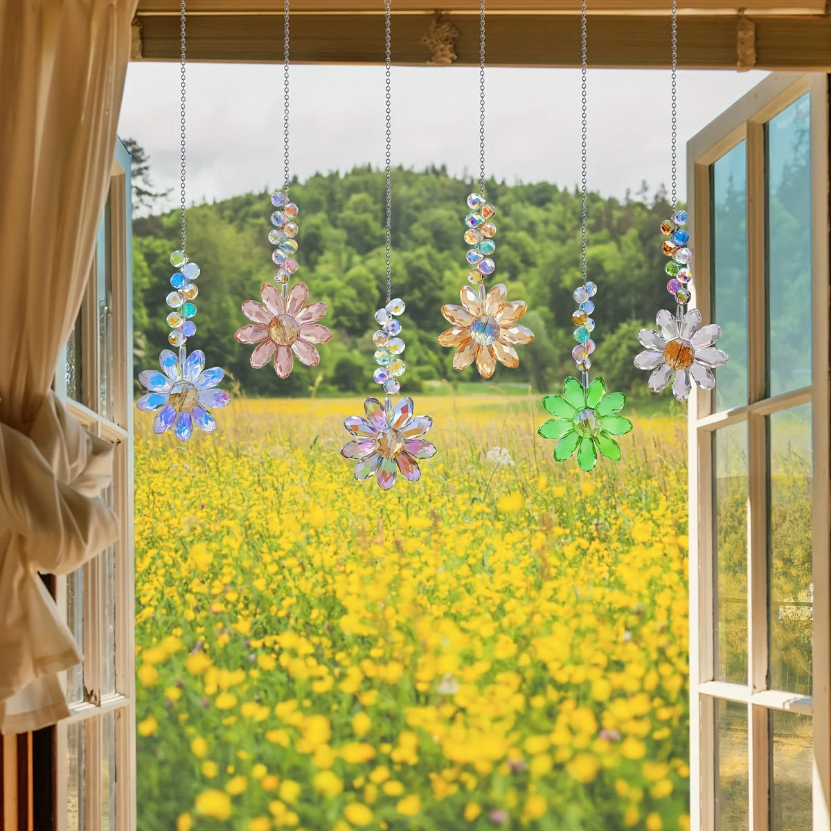 Un ensemble de soleil cristal fleurissant avec diverses cristaux colorés, suspendu d'une fenêtre au-dessus d'un champ de fleu