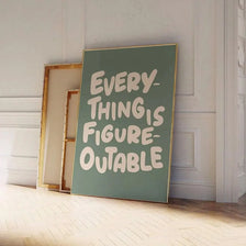Impression verticale d'une citation "Everything Is Figure-Outable" en texte blanc sur fond vert sourd.