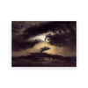 Ciel dramatique de nuit avec des nuages sombres et une pleine lune brillante illuminant l'horizon.