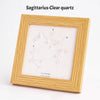 Holzrahmen mit klarem Quarzdarstellung des Sagittarius-Zodiakons.