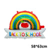 Regenbogenförmiger Folienballonbogen mit Sternen und Apfel, platziert auf einem Kissen mit der Aufschrift BACK TO SCHOOL.