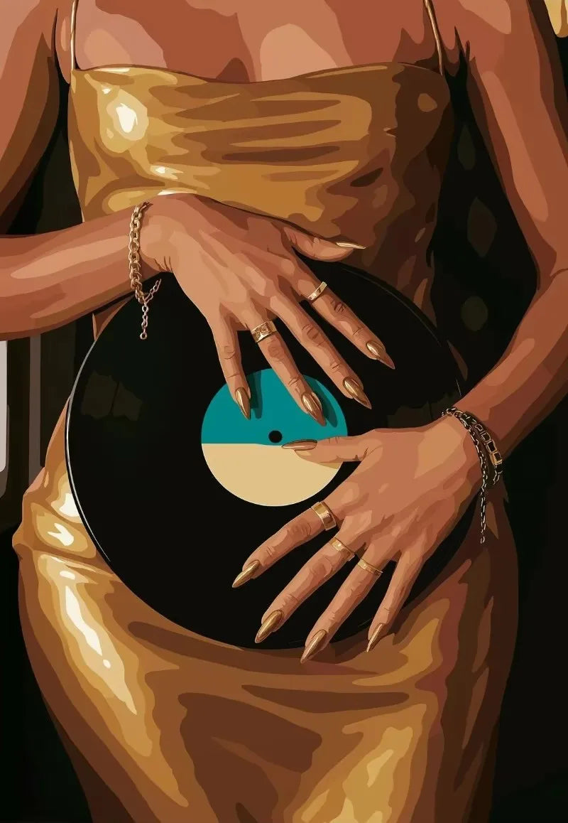 Hände einer Frau halten eine schwarze Vinylplatte mit blau-beige Zentrum, trägt goldenes Kleid.
