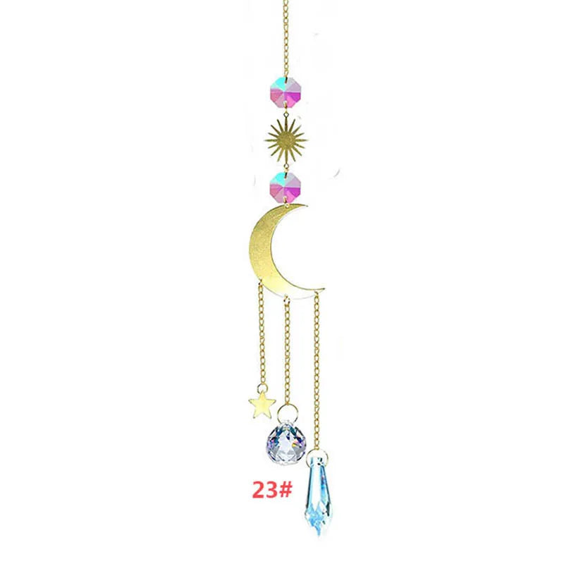 Décoration suspendue avec une lune de croissant d'or, une étoile et divers charmons en cristal colorés.
