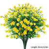 Un bouquet de fleurs artificielles d'automne et d'Halloween jaunes avec du feuillage vert.