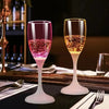 Deux élégants verres à pied avec liquide LED multicolore clignotant