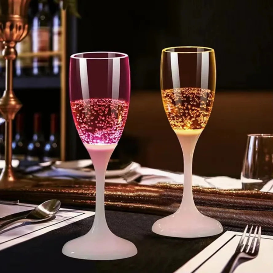 Deux élégants verres à pied avec liquide LED multicolore clignotant