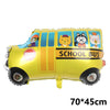 Gelones Pappballon in Form eines Schulbusses mit Figuren an der Seite