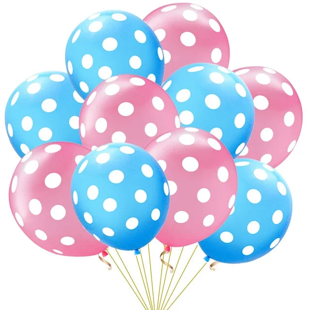 Un grupo de globos de látex a rayas rosas y azules atados para decoración de fiesta