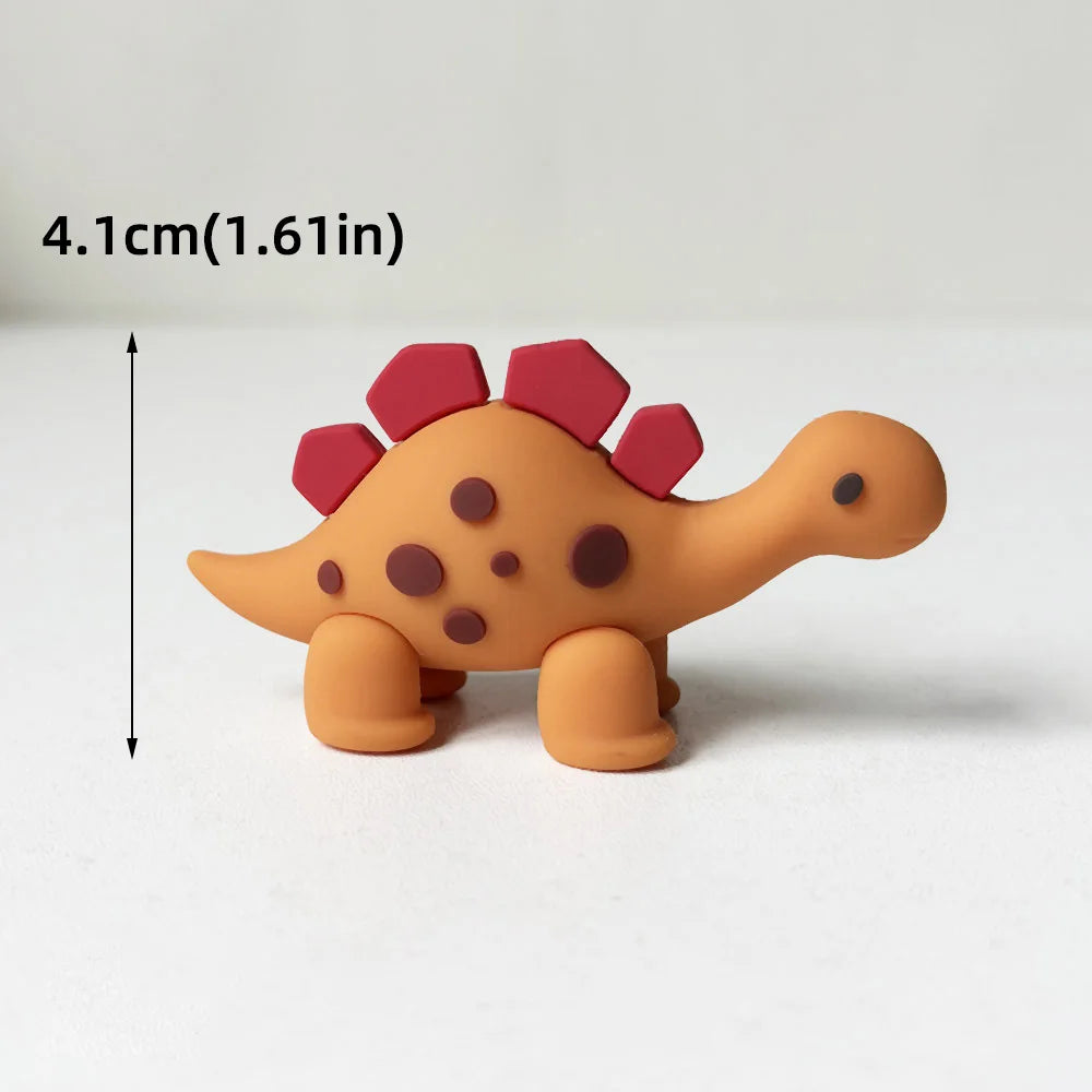 Un pequeño adorno de pastel de dinosaurio naranja con cuerpo y tres púas rojo-rosas.