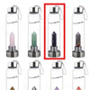 Colección de botellas de agua de vidrio transparente llenas de diferentes cristales naturales, incluyendo piedra rosa, verde,