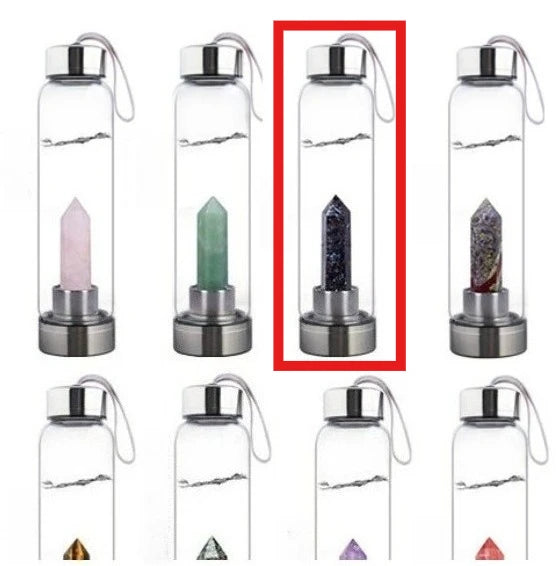 Colección de botellas de agua de vidrio transparente llenas de diferentes cristales naturales, incluyendo piedra rosa, verde,