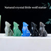 Eine Reihe natürlicher Kristall-Wolfstatuen in verschiedenen Farben wie grau, grün, blau und schwarz.