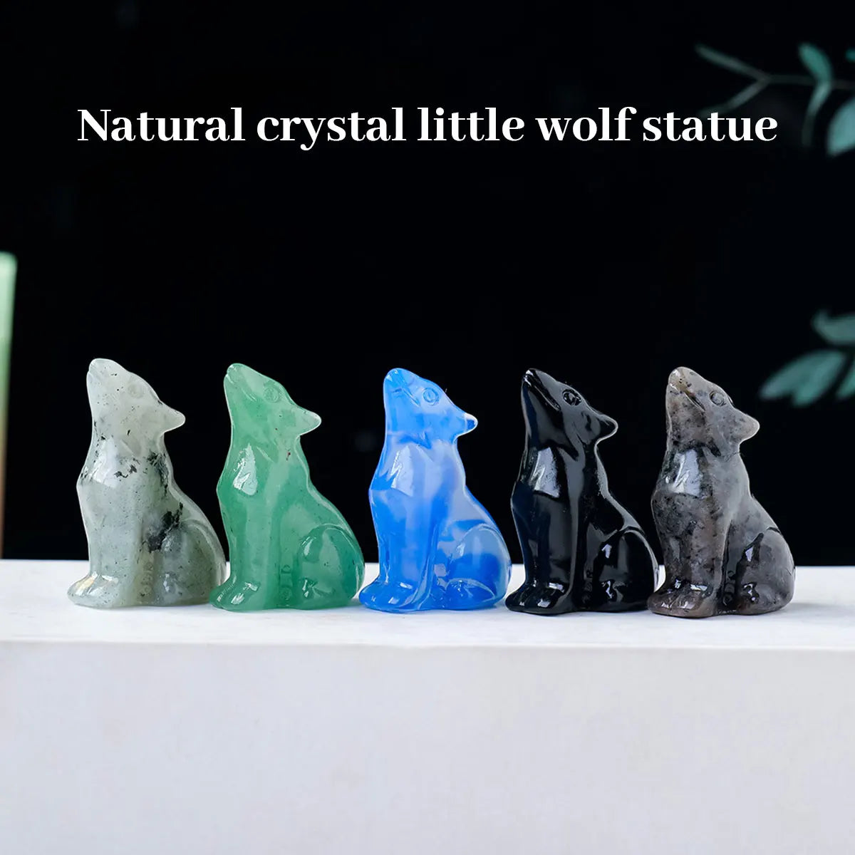 Eine Reihe natürlicher Kristall-Wolfstatuen in verschiedenen Farben wie grau, grün, blau und schwarz.
