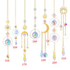 Collection de décorations suspendues en cristal ton or, avec diverses formes et facettes.