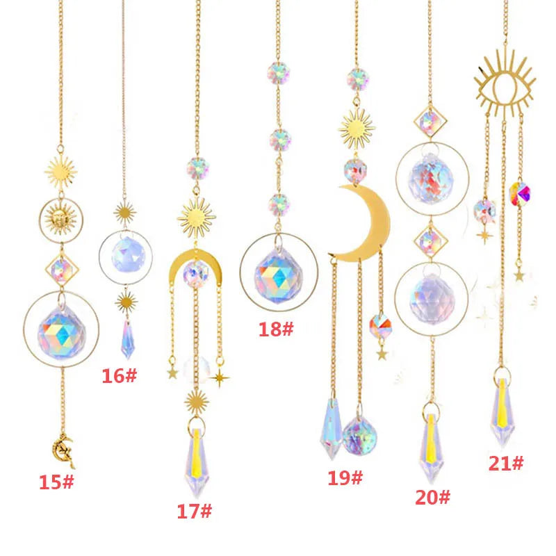 Collection de décorations suspendues en cristal ton or, avec diverses formes et facettes.