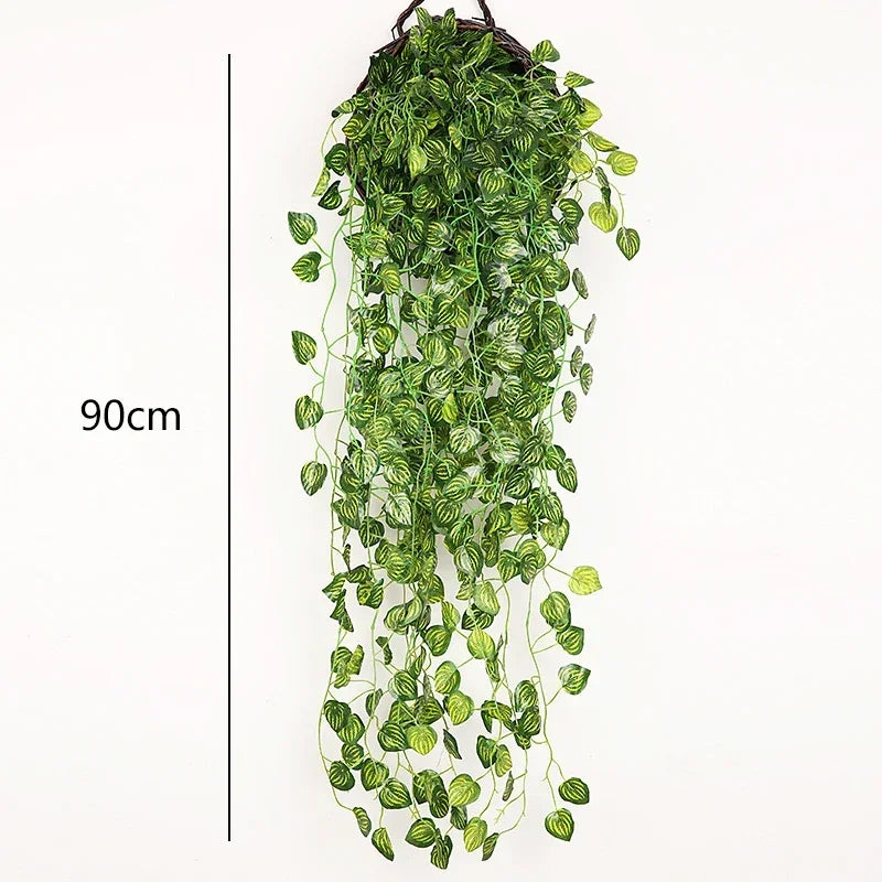 Une longue plante artificielle en rotin vert et cascade, décorative, sur fond blanc.