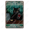 Décor mural vintage en métal représentant un chat noir regardant intensément un lecteur de disque et tenant un verre de vin r