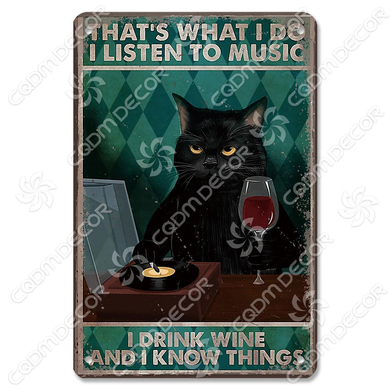 Décor mural vintage en métal représentant un chat noir regardant intensément un lecteur de disque et tenant un verre de vin r
