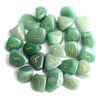Colección de piedras rúnicas de cristal verde natural, pulidas y sobre fondo blanco.